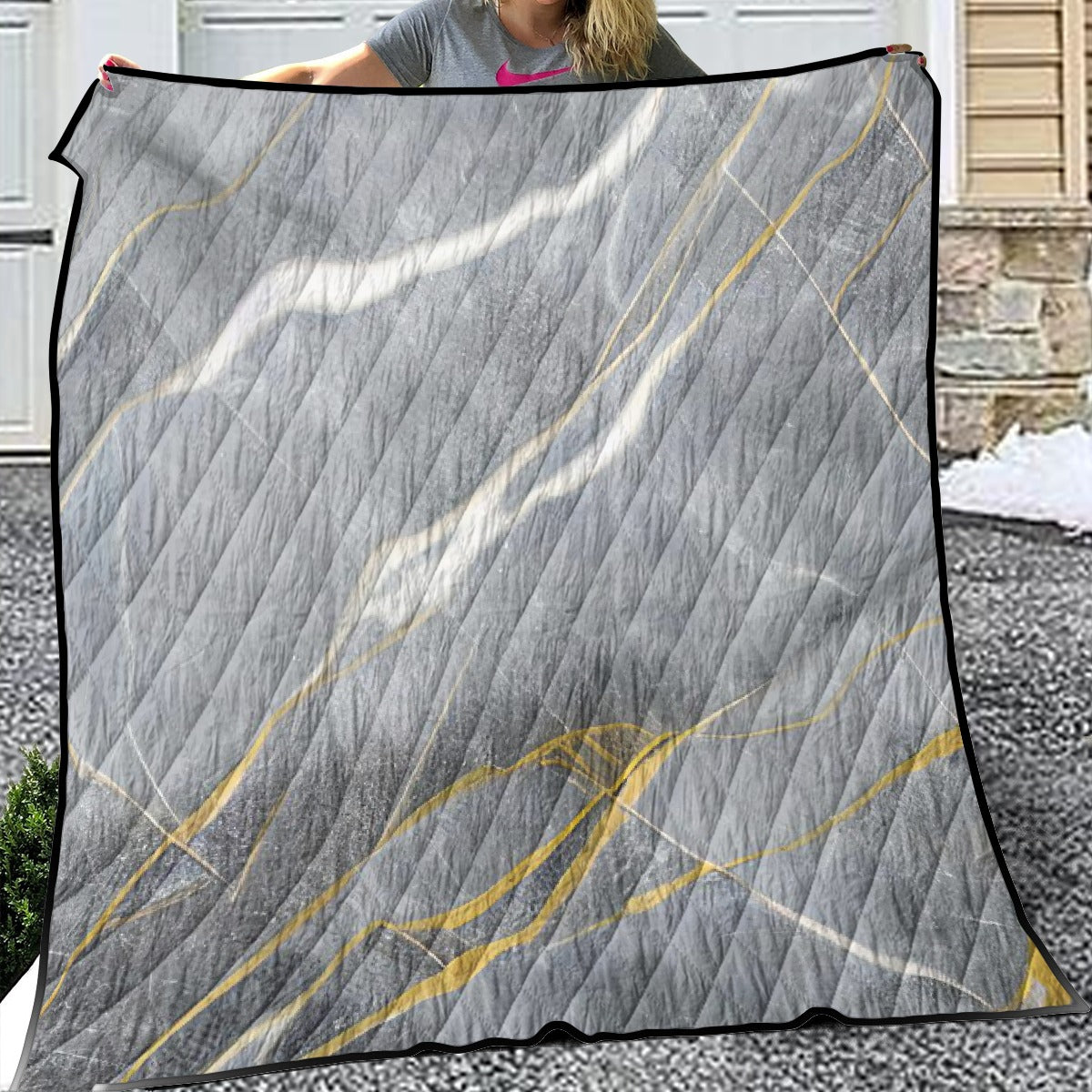 Lightweight & Breathable Quilt With Edge-wrapping Strips