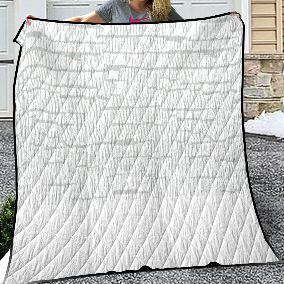 Lightweight & Breathable Quilt With Edge-wrapping Strips